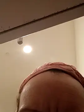 Karebearz1 online show from November 28, 2025, 8:22 pm