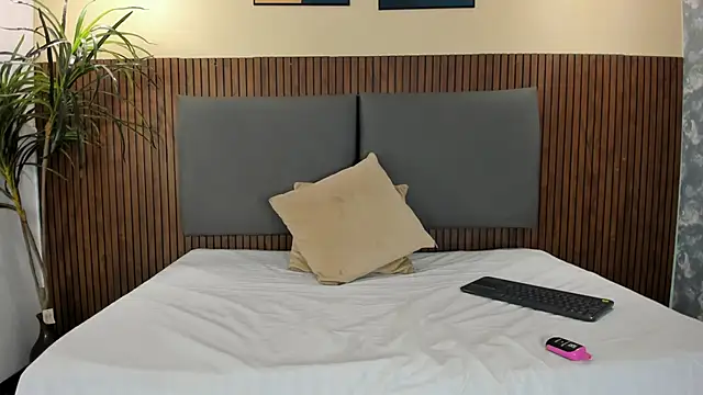 Mia Harvey online show from November 17, 2025, 8:20 am