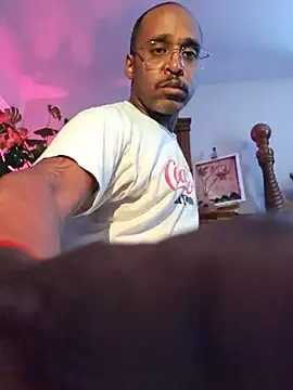 Snapshot of TraddyZaddy chatting on June 25, 2026, 5:17 pm TraddyZaddy online show from June 25, 2026, 5:17 pm
