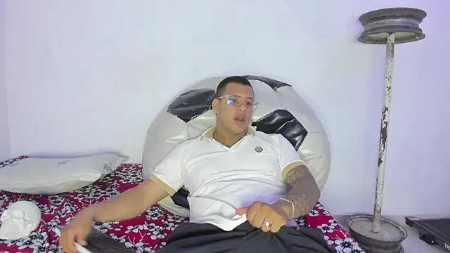 Snapshot of LucassFoster chatting on November 12, 2025, 3:51 am LucassFoster online show from November 12, 2025, 3:51 am