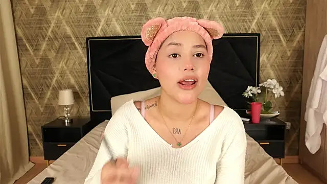 ZoeBella online show from November 8, 2025, 1:11 pm