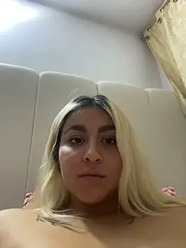 Elina Hills online show from December 17, 2025, 2:39 am