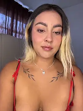 Snapshot of Elina_Hills chatting on May 7, 2026, 6:46 pm Elina Hills online show from May 7, 2026, 6:46 pm