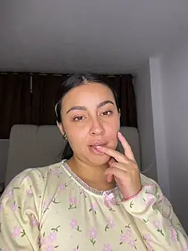 Snapshot of Elina_Hills chatting on May 24, 2026, 12:04 am Elina Hills online show from May 24, 2026, 12:04 am