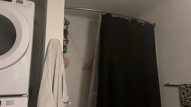 juliaraee online show from July 21, 2026, 6:27 am
