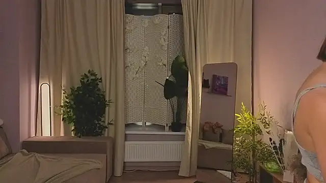 Snapshot of LouiseCollins chatting on November 5, 2025, 12:05 pm LouiseCollins online show from November 5, 2025, 12:05 pm