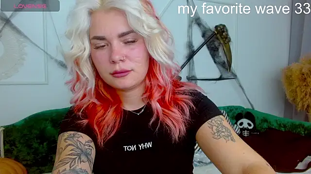 Snapshot of lada_love chatting on October 30, 2025, 1:56 pm lada love online show from October 30, 2025, 1:56 pm