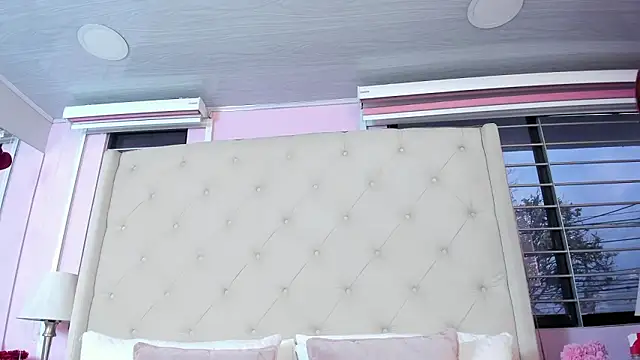 scarlett leblanc  online show from February 25, 2026, 11:42 am