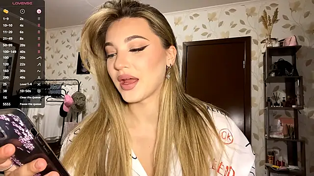 OrethaEredia online show from November 17, 2025, 4:13 pm