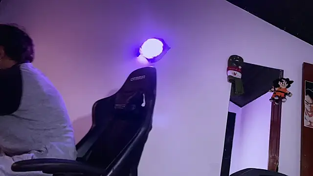 Snapshot of 3v1l chatting on December 3, 2025, 8:07 pm 3v1l online show from December 3, 2025, 8:07 pm