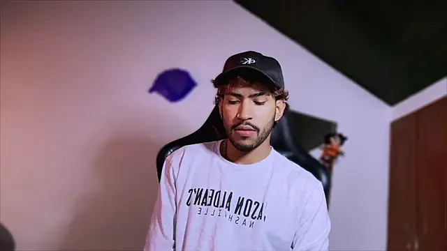 Snapshot of 3v1l chatting on December 4, 2025, 5:21 pm 3v1l online show from December 4, 2025, 5:21 pm