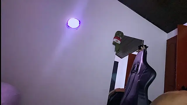 Snapshot of 3v1l chatting on December 16, 2025, 7:46 am 3v1l online show from December 16, 2025, 7:46 am