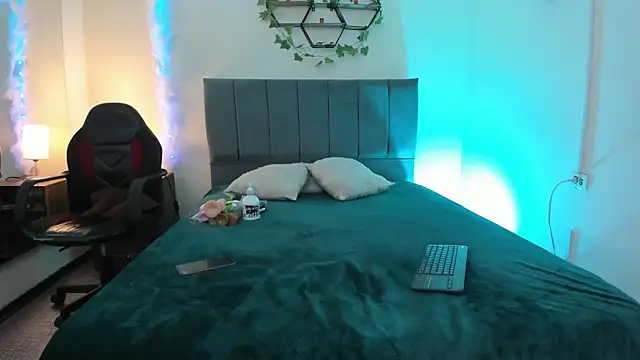 Snapshot of Lucerop_ chatting on December 19, 2025, 3:13 am Lucerop online show from December 19, 2025, 3:13 am