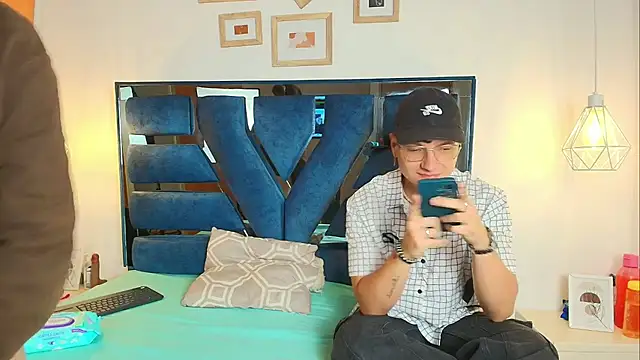 Zoe And Dylan  online show from February 19, 2026, 12:45 pm