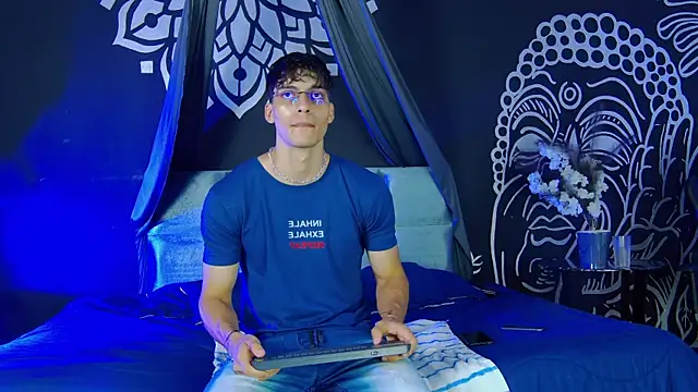 AlessioVitale online show from December 18, 2025, 12:00 pm