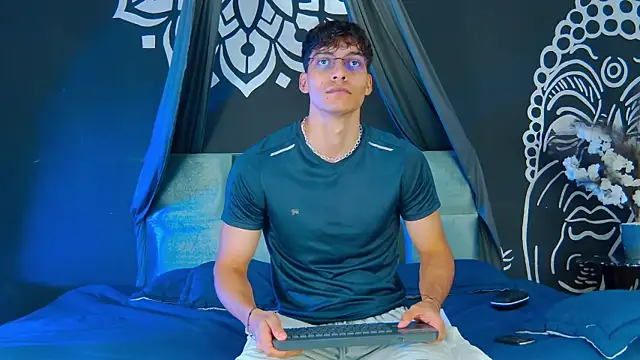 AlessioVitale online show from December 21, 2025, 1:29 pm