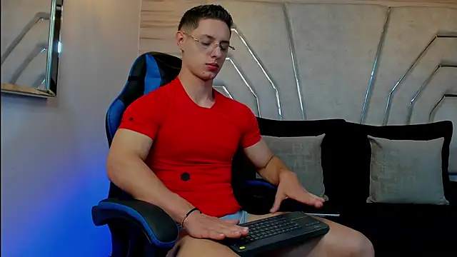 MAXTHOMSON online show from February 6, 2026, 1:43 am