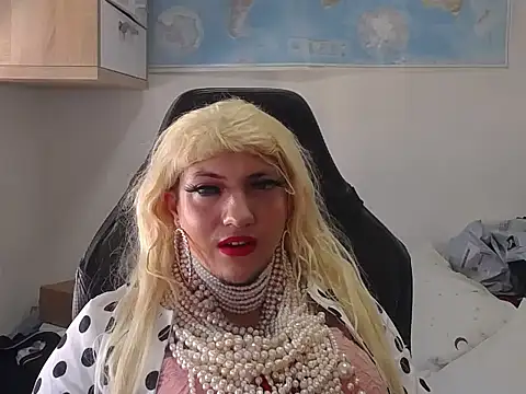 Snapshot of VanesaCrossic chatting on April 19, 2026, 7:51 am VanesaCrossic online show from April 19, 2026, 7:51 am