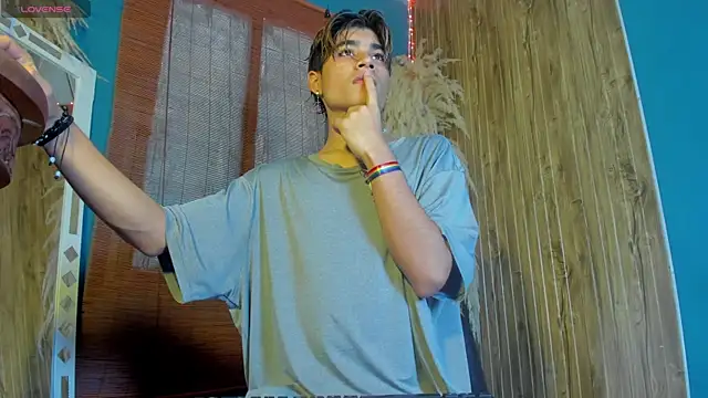 Snapshot of Leo_Glow chatting on December 3, 2025, 1:09 pm Leo Glow online show from December 3, 2025, 1:09 pm