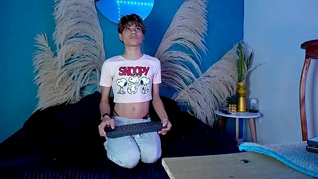 Snapshot of Leo_Glow chatting on December 5, 2025, 1:09 pm Leo Glow online show from December 5, 2025, 1:09 pm