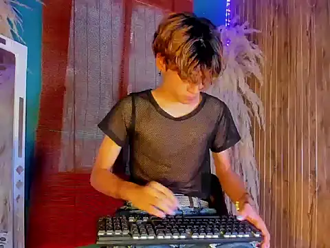 Snapshot of Leo_Glow chatting on December 19, 2025, 12:45 pm Leo Glow online show from December 19, 2025, 12:45 pm