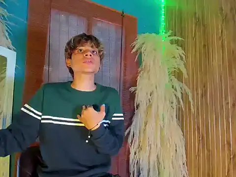 Snapshot of Leo_Glow chatting on December 20, 2025, 7:21 pm Leo Glow online show from December 20, 2025, 7:21 pm