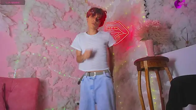 Snapshot of Leo_Glow chatting on January 5, 2026, 5:38 pm Leo Glow online show from January 5, 2026, 5:38 pm