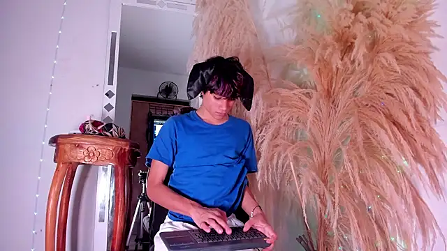 Snapshot of Leo_Glow chatting on March 4, 2026, 11:22 pm Leo Glow online show from March 4, 2026, 11:22 pm