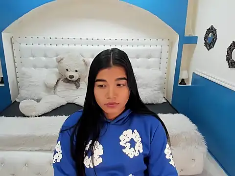 Snapshot of Sheyla_Bell chatting on October 31, 2025, 1:45 pm Sheyla Bell online show from October 31, 2025, 1:45 pm