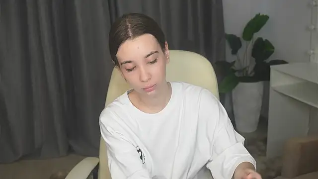 JacalynSchreiber online show from November 4, 2025, 11:42 am