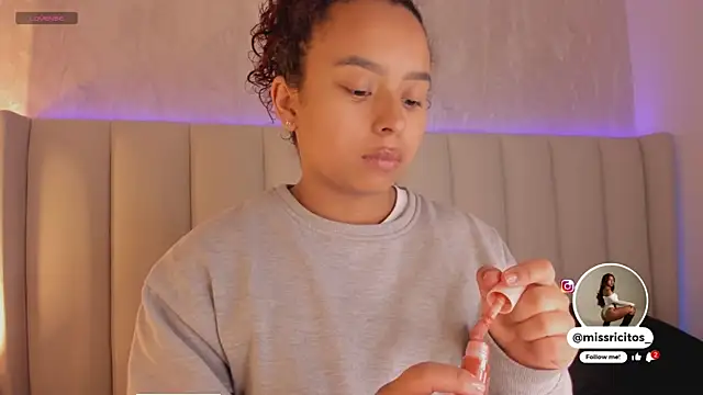 LaraCurls online show from December 3, 2025, 11:52 am