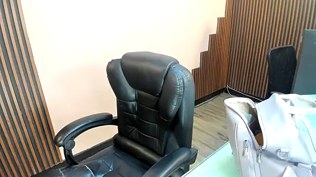 Snapshot of desk_desire chatting on December 16, 2025, 11:15 am desk desire online show from December 16, 2025, 11:15 am