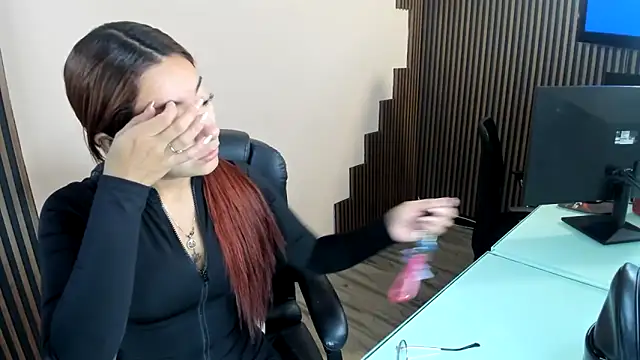 Snapshot of desk_desire chatting on December 17, 2025, 11:16 am desk desire online show from December 17, 2025, 11:16 am