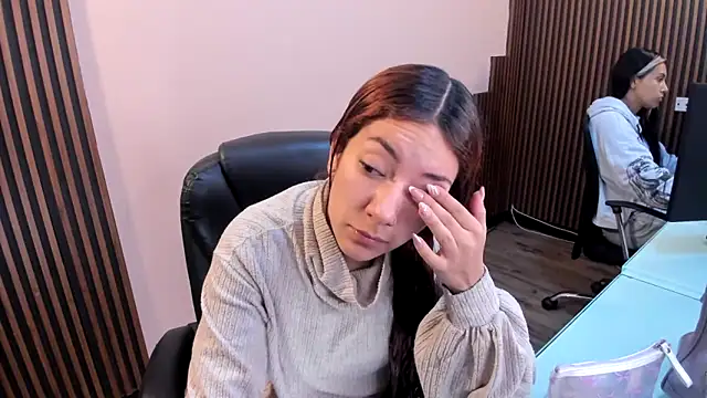 Snapshot of desk_desire chatting on December 18, 2025, 11:27 am desk desire online show from December 18, 2025, 11:27 am