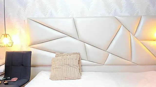 laurettedela rouse online show from November 26, 2025, 11:22 am