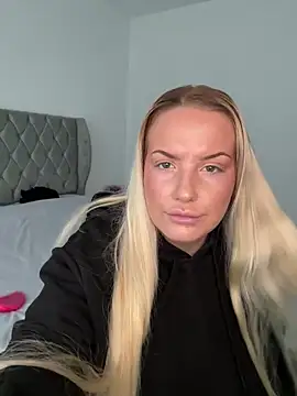 Snapshot of LeahLovexx chatting on November 4, 2025, 11:20 am LeahLovexx online show from November 4, 2025, 11:20 am