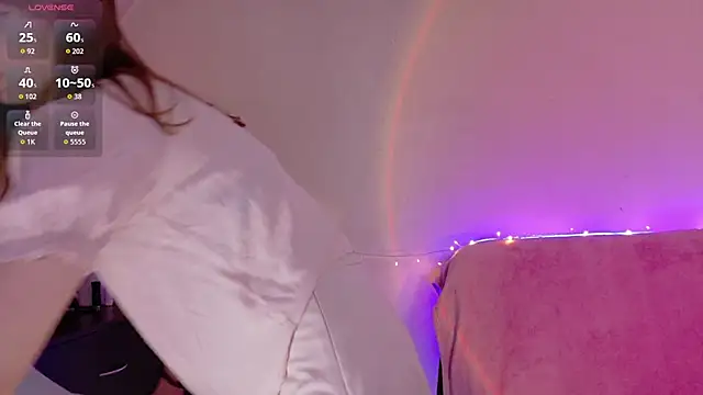 Snapshot of TinyMuse_ chatting on November 14, 2025, 4:49 pm TinyMuse online show from November 14, 2025, 4:49 pm