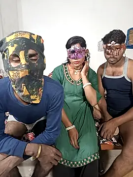 Snapshot of Real-Family chatting on November 28, 2025, 3:47 pm Real-Family online show from November 28, 2025, 3:47 pm