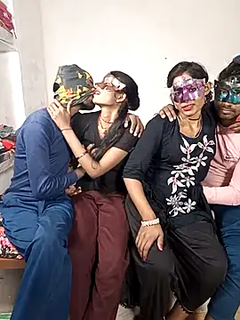 Snapshot of Real-Family chatting on December 2, 2025, 5:19 pm Real-Family online show from December 2, 2025, 5:19 pm