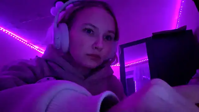 KarinRobertson online show from December 4, 2025, 6:27 pm