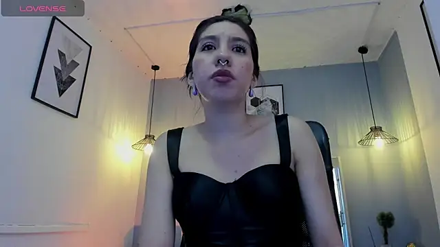 Snapshot of zoe-moreau chatting on February 4, 2026, 7:20 pm zoe-moreau online show from February 4, 2026, 7:20 pm