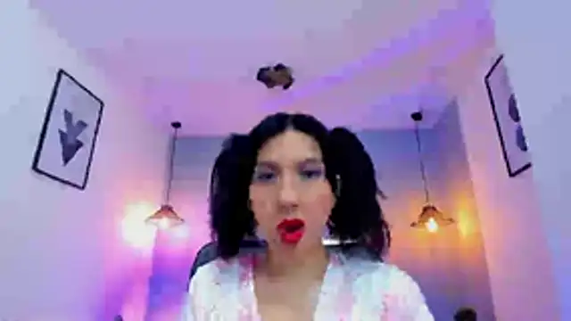 zoe-moreau online show from April 7, 2026, 7:25 pm