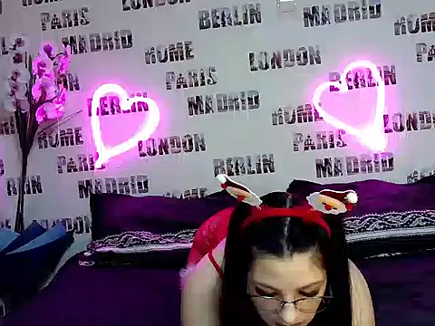 Bya hootgyrl1 online show from December 18, 2025, 8:48 pm