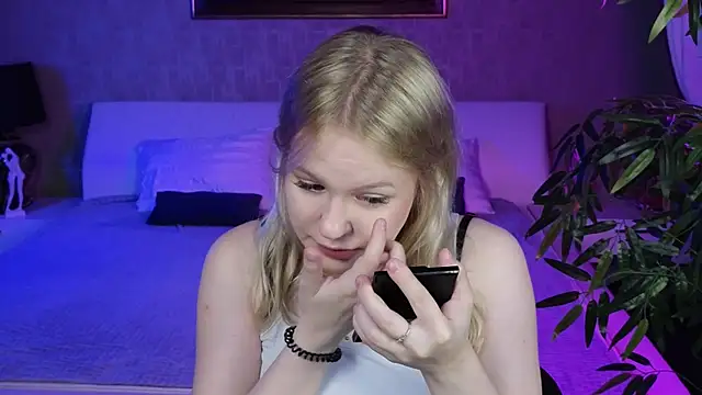 Mila wxw online show from November 23, 2025, 9:31 am