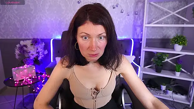 Snapshot of AmiraGoldd chatting on November 5, 2025, 8:14 am AmiraGoldd online show from November 5, 2025, 8:14 am