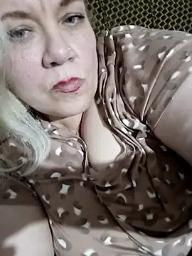 Snapshot of IZOLDA99 chatting on November 3, 2025, 6:20 pm IZOLDA99 online show from November 3, 2025, 6:20 pm