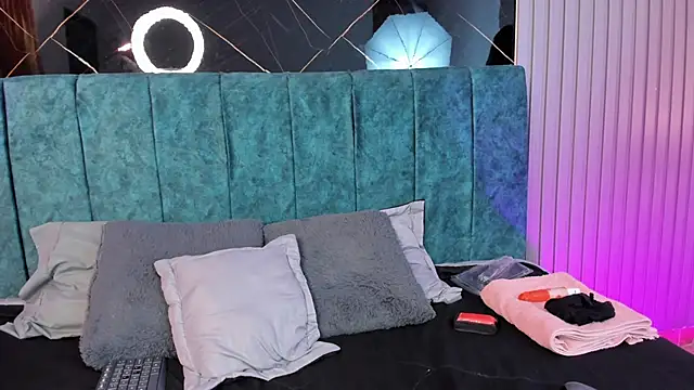 Bella Riverss online show from November 22, 2025, 3:33 pm