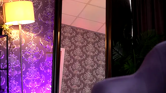 Snapshot of RavenBelrose chatting on December 4, 2025, 10:35 am RavenBelrose online show from December 4, 2025, 10:35 am