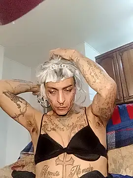 Snapshot of 00Travsharongomez chatting on November 4, 2025, 1:05 am 00Travsharongomez online show from November 4, 2025, 1:05 am