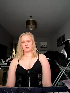 Snapshot of hotgoodgirll chatting on November 18, 2025, 2:43 pm hotgoodgirll online show from November 18, 2025, 2:43 pm